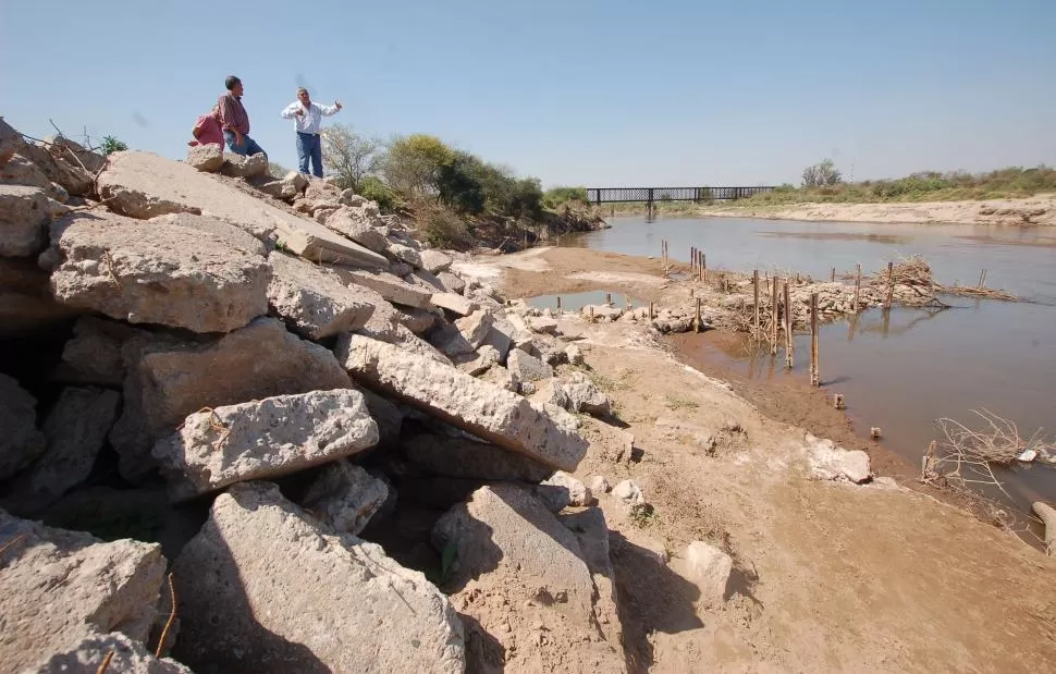 EN LA MADRID. Las autoridades de esta localidad del sur decidieron utilizar escombros para construir defensas sobre el río Marapa. la gaceta / fotos de osvaldo ripoll 