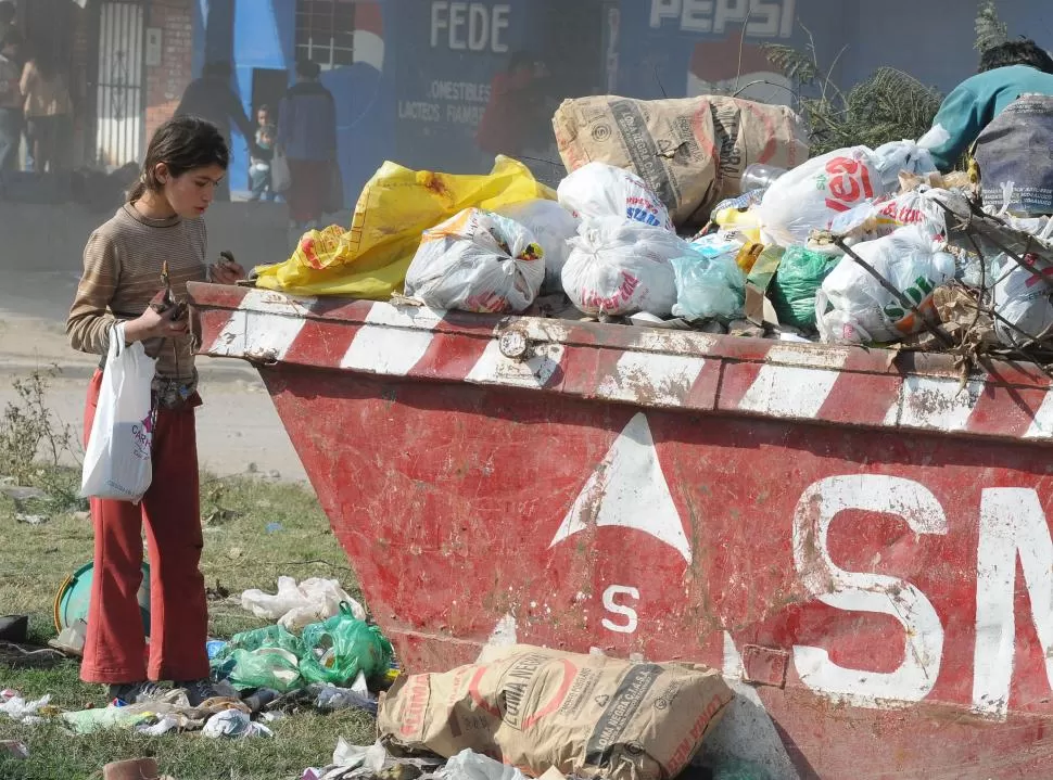 SIN SALIDA. Niños y adolescentes de las zonas más pobres revuelven la basura para encontrar algún alimento. LA GACETA / foto de ANTONIO FERRONI (archivo)