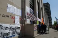 Militantes del PJ pegaron carteles y pintaron las paredes de Tribunales
