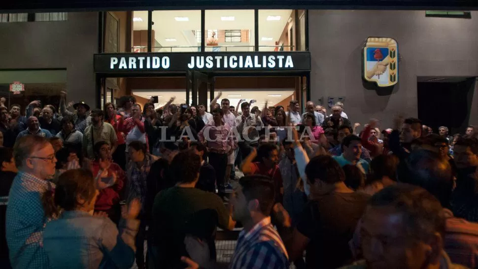 MANIFESTACIÓN. Cientos de militantes se dieron cita después de las 23 en la sede del PJ. LA GACETA / FOTO DE INÉS QUINTEROS ORIO
