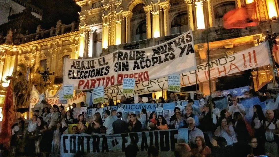 DOS ESCENARIOS. En la plaza Independencia se concentran los que están en contra del oficialismo. FOTO TOMADA DE TWITTER.COM/MAIQUELJASON