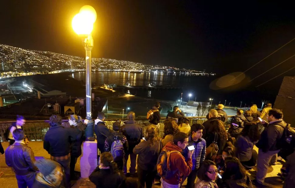 VALPARAÍSO. Cientos de pobladores se concentraron en la zona del puerto, ante la posibilidad de una evacuación. reuters