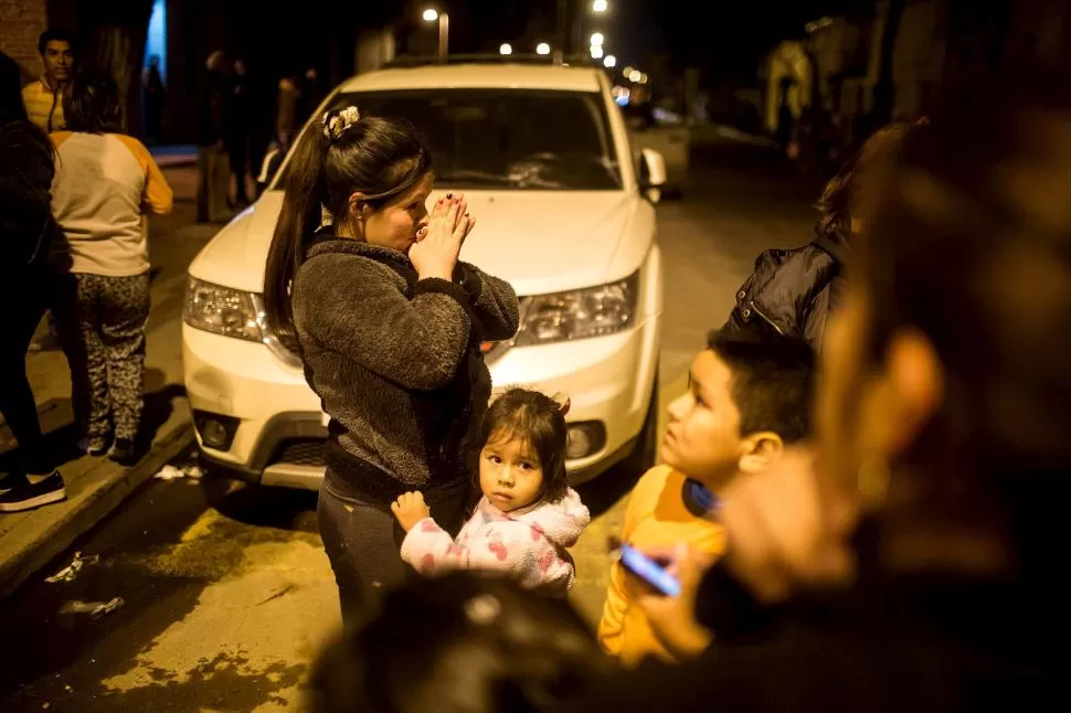 EN SANTIAGO. Los vecinos salieron asustados a las calles, tras el terremoto. reuters