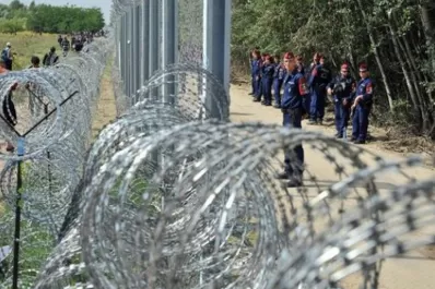 Hungría instala una alambrada de púas en su frontera con Croacia