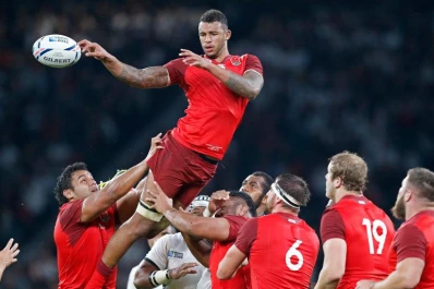 Inglaterra tuvo que esforzarse para vencer a Fiji en el partido inaugural