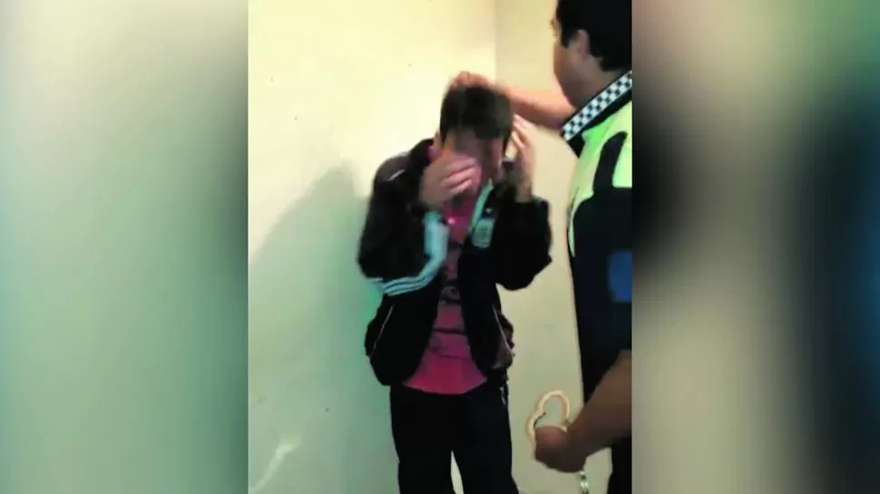EL VIDEO. Giménez toma de los pelos al preso, luego de sacarle las esposas. imagen captura de video