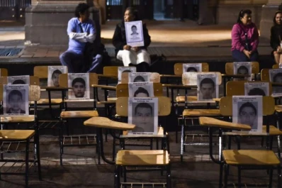 México: los padres de los 43 normalistas encabezan los actos a un año de la desaparición