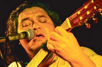 Dos discos por 30 años de estar solo y acompañado