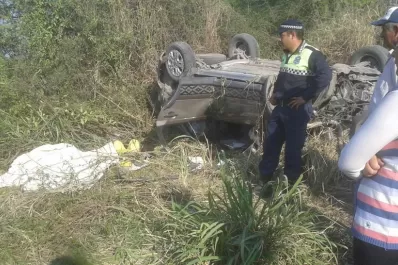 Un hombre murió tras volcar con su auto en Simoca