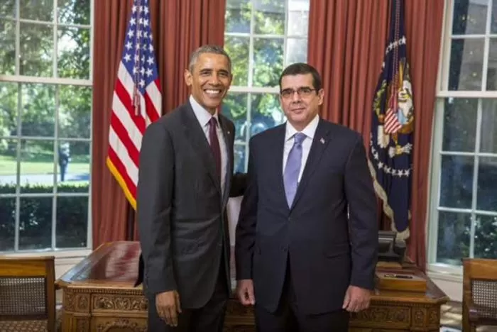 EL SALÓN OVAL. Obama se muestra sonriente con José Ramón Cabañas. foto de Embajada de Cuba en Estados Unidos