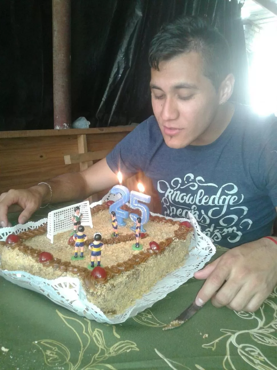 EN FAMILIA. Gonzalo Rodríguez luego de la práctica viajó a Aguilares para celebrar su cumpleaños con sus seres queridos. Allí lo esperaba una torta especial. foto de gonzalo rodriguez