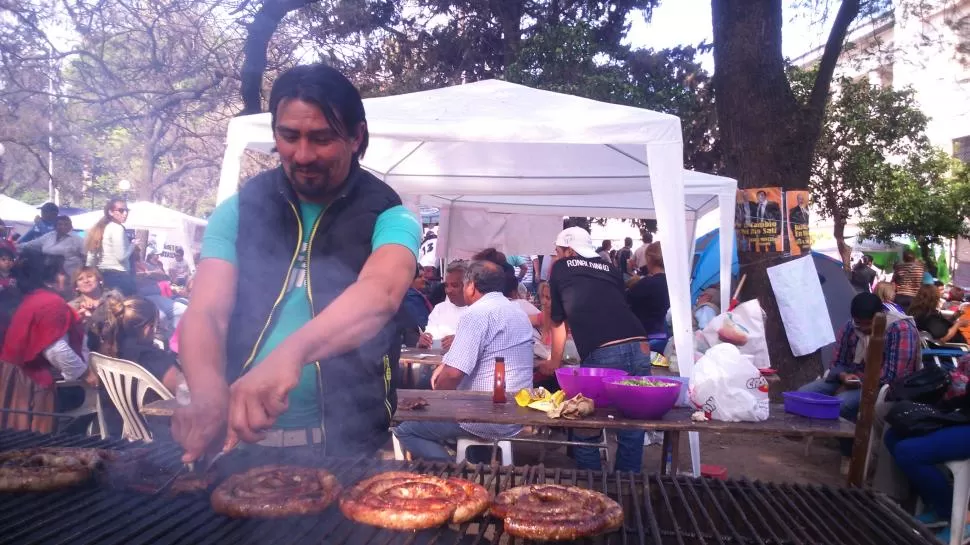 COMO EN SIMOCA. Militantes esperan el fallo degustando menúes criollos. la gaceta / foto de juan pablo duran
