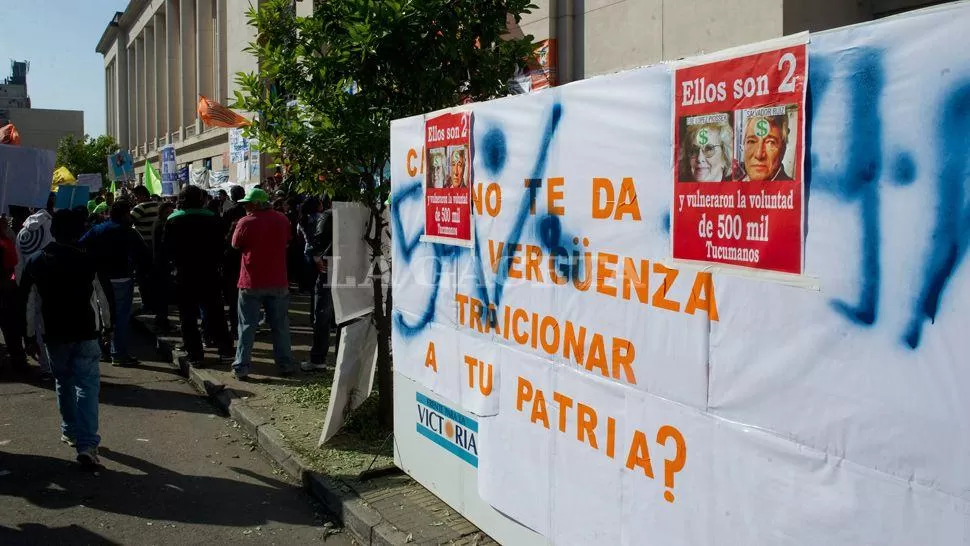MENSAJES. Militantes kirchneristas “decoraron” el frente de la sede judicial con carteles, banderas y pintadas.  