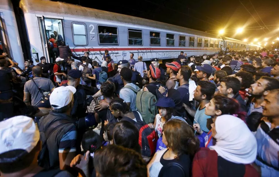 EN TOVARNIK. Un aluvión de inmigrantes buscan tomar el tren que los llevará a Hungría, con la intención de seguir camino más al Norte de Europa. Reuters