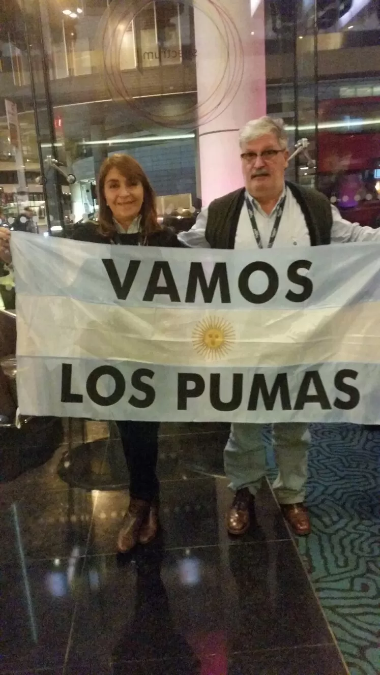 A MANO. Acuña y su mujer tienen cerca la bandera argentina para desplegarla. foto de manuel cardozo