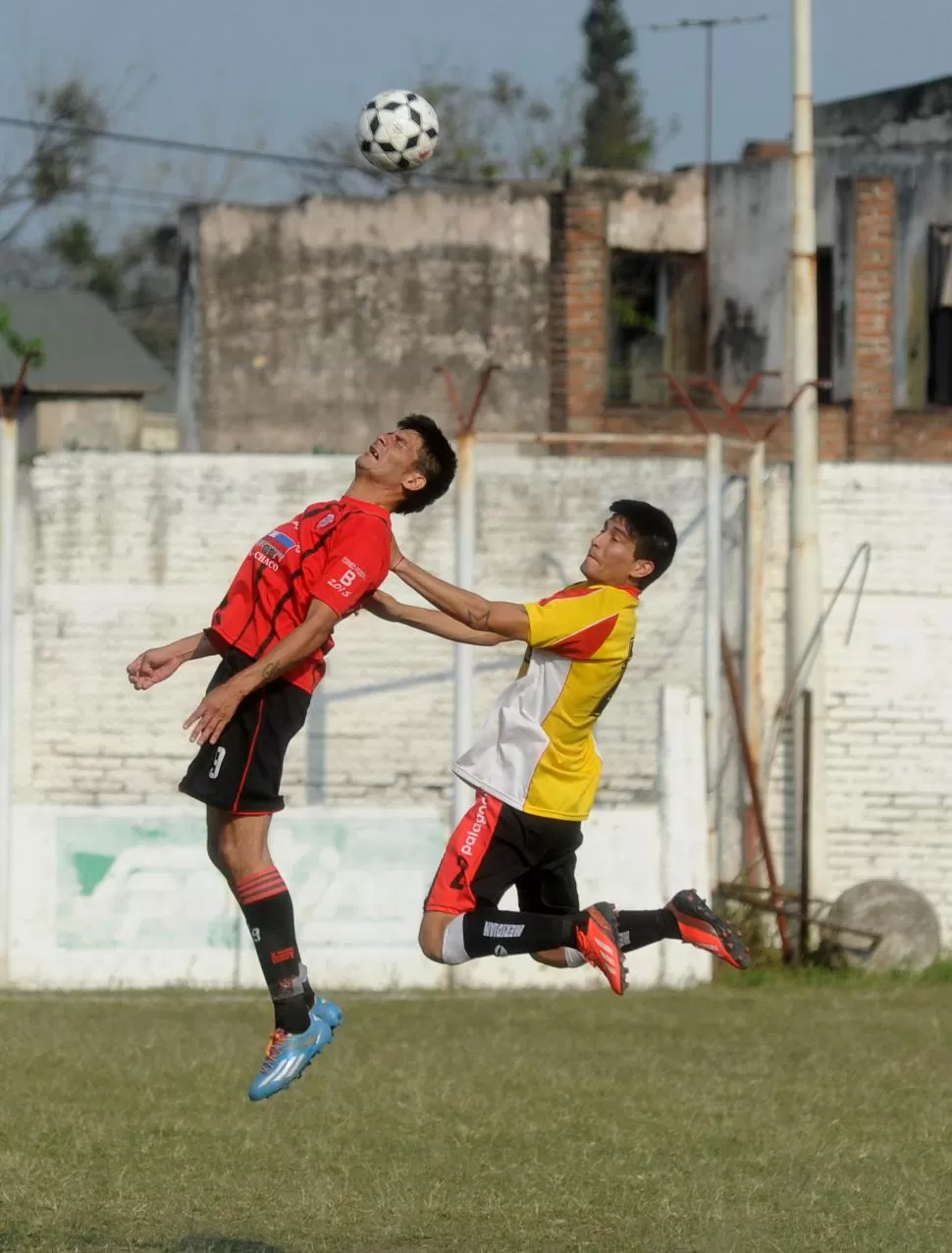 EN LAS ALTURAS. Barrera (2) de Sportivo  cabecea ante Suárez, de Juventud. LA GACETA / FOTO DE ANTONIO FERRONI