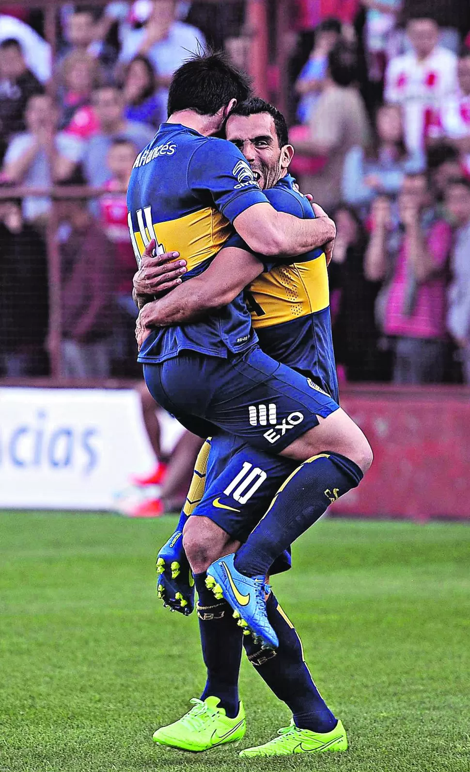  ALEGRÍA TOTAL. Pérez se trepa a Tevez para festejar el segundo gol del “Apache” y de Boca que lo liquidó con otro de Calleri. TÉLAM