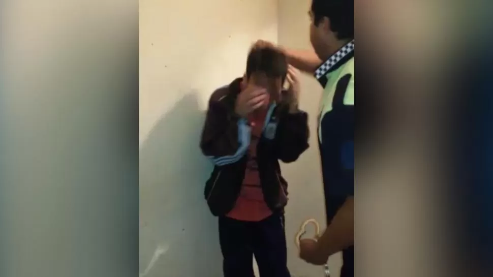EL VIDEO. El policía Alfredo Giménez golpea a “Petiso” en la comisaría. captura de video