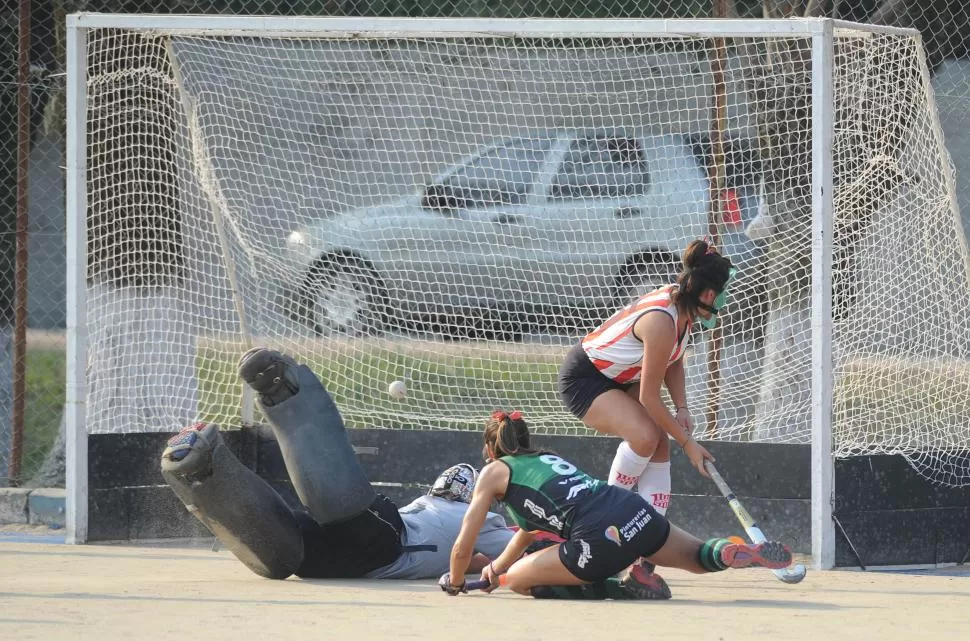 LA FIGURA. Emilia Albornoz (8), del “verdinegro”, convierte uno de sus dos goles en el partido en el que su equipo, Tucumán Rugby Verde, derrotó a las “santas”. la gaceta / foto de héctor peralta 
