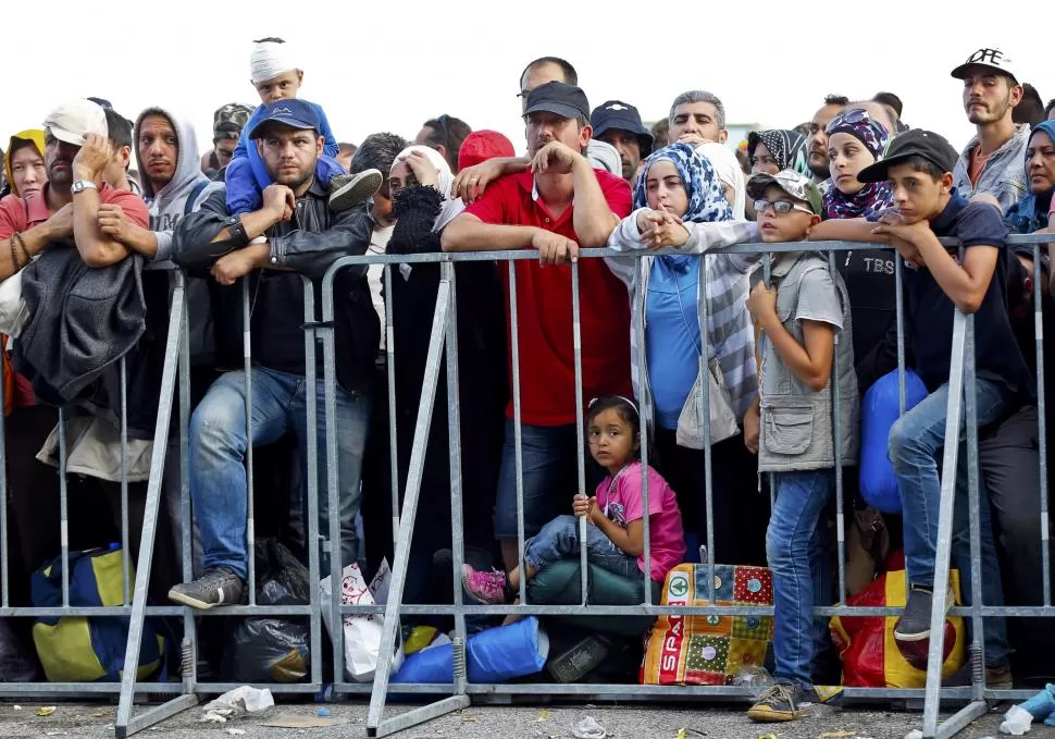 EN BREGANA. Una cerca policial contiene a los inmigrantes, en el puesto fronterizo entre Croacia y Eslovenia. reuters