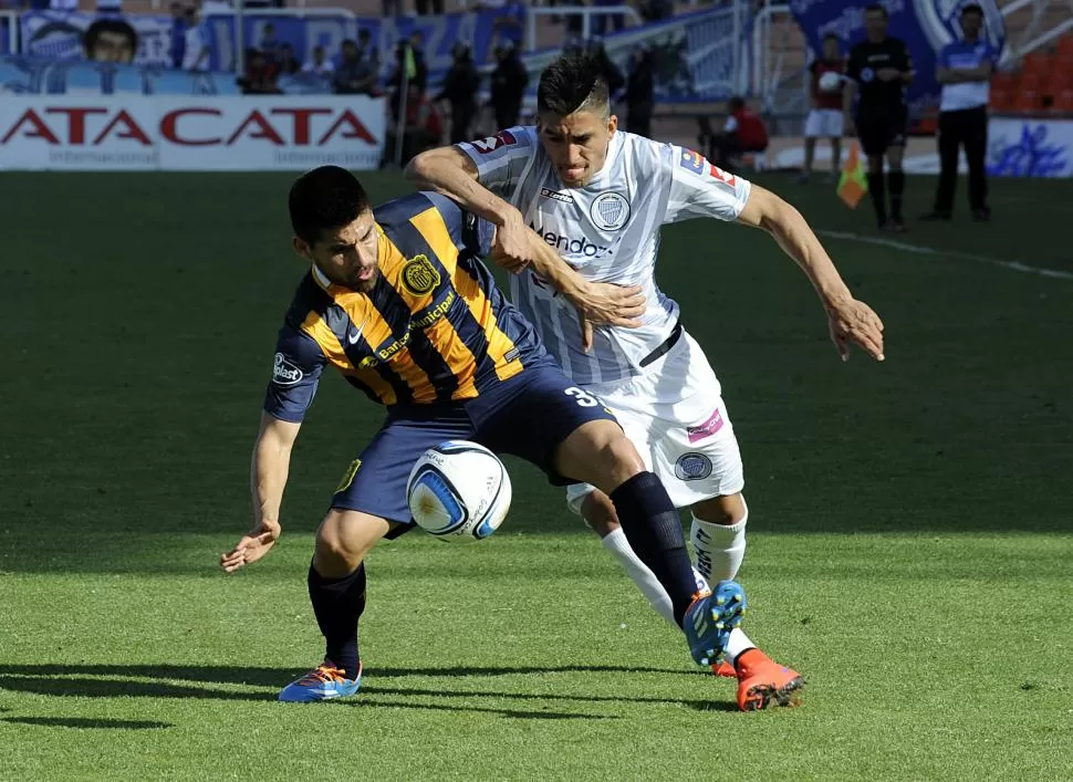 LUCHA. Cristian Villagra, de Central, cubre la pelota ante la presión de un rival. TÉLAM