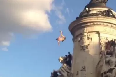 Tragedia en una fiesta electrónica: un joven murió tras caer de una estatua