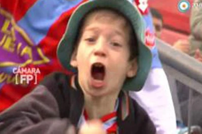 El pequeño hincha, el más fanático