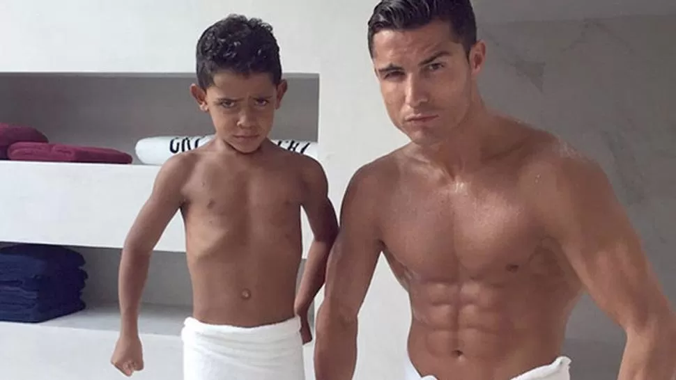 LO SIGUE EN TODO. Hace poco Cristiano Ronaldo publicó esta foto junto a su hijo. (FOTO TOMADA DE TWITTER)