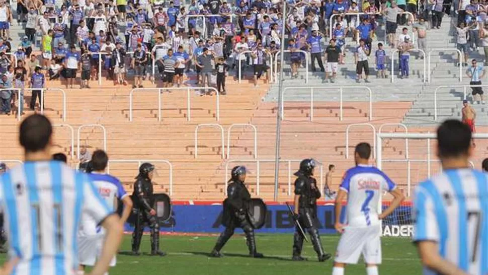 ASÍ TERMINÓ TODO. El partido entre Racing y Godoy Cruz se había suspendido en Mendoza por incidentes en las tribunas. (ARCHIVO)