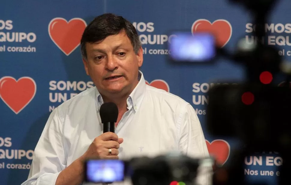 EL GANADOR. Domingo Peppo habló ayer con la prensa, después de que se confirmó su triunfo sobre la opositora Aída Ayala por más de 12 puntos. dyn