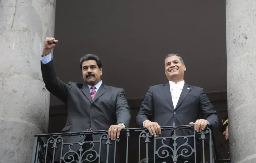 EN QUITO. Los presidentes Maduro y Correa saludan a sus seguidores. reuters
