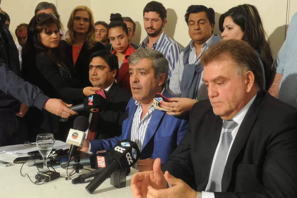 CONTRARIADOS. Cano (centro) les responde a los periodistas. Con rostro serio lo escuchan el peronista Amaya (a su izquierda) y Ponce (a su derecha). la gaceta / foto de antonio ferroni 