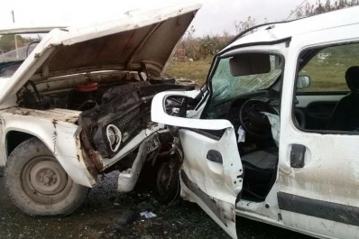 Alderetes: chocaron de frente dos camionetas