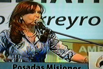 Una cadena nacional interrumpió la transmisión de entrega de diplomas