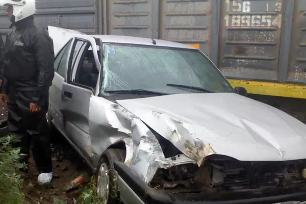 Un auto fue embestido por un tren carguero, en el acceso a Lomas de Tafí