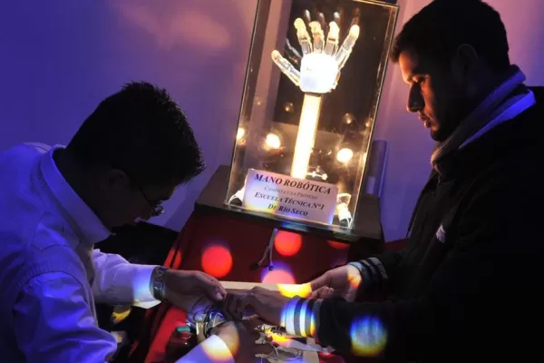 Estudiantes de Río Seco brillaron en Tecnópolis con una mano robótica