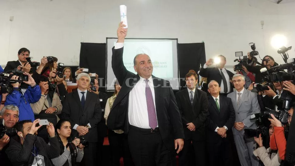 DIPLOMA ARRIBA. Manzur fue ovacionado tras recibir el documento de la Junta Electoral Provincial. LA GACETA / FOTO DE ANTONIO FERRONI
