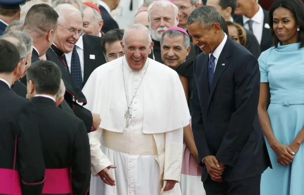ENCUENTRO DISTENDIDO. Obama tomó la inusual decisión de recibir al sumo pontífice en el aeropuerto. Reuters.