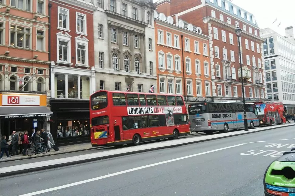 MEJOR. En otras ciudades hay, pero los buses de dos pisos lucen en Londres. foto de manuel cardozo