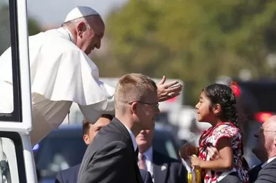 El dibujo que una niña le entregó a Francisco y que hizo frenar al papamóvil