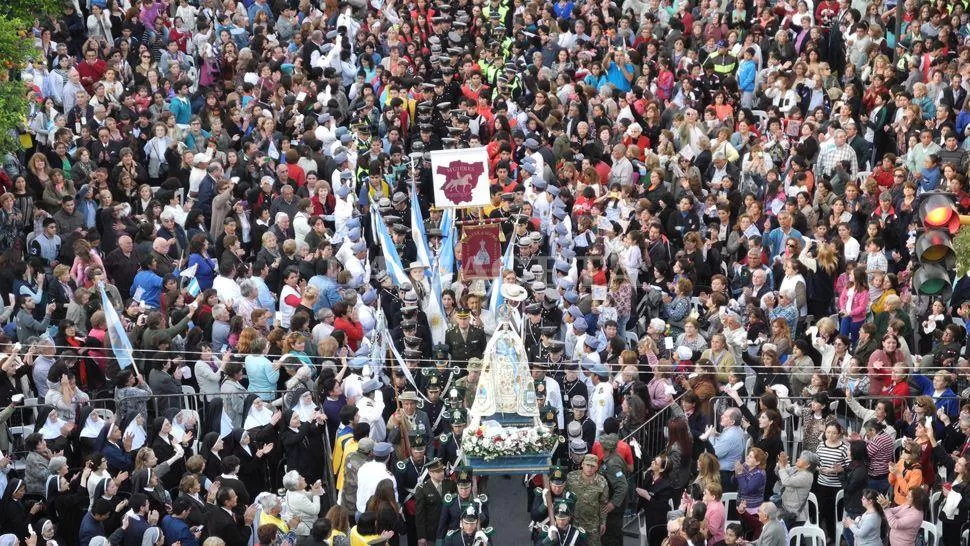 FIESTA DE LA FE. Miles de fieles colmaron la plaza Independencia luego de la procesión. LA GACETA / FOTO DE JUAN PABLO SÁNCHEZ NOLI