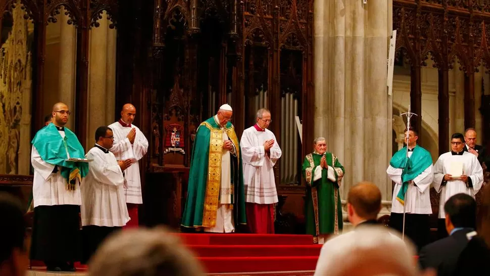 CEREMONIA. Francisco habló en español en la catedral Saint Patrick. REUTERS