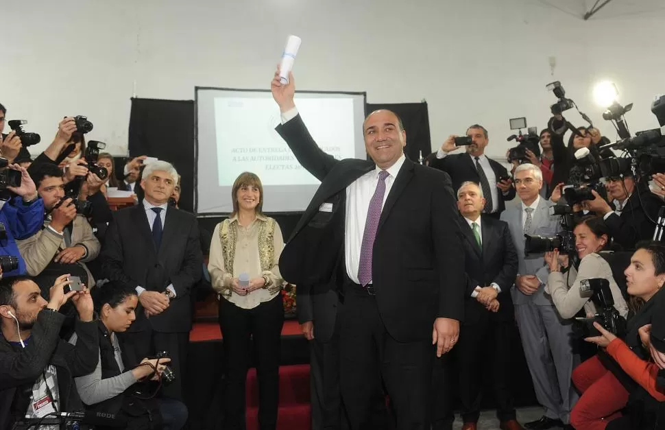EXULTANTE. Manzur levanta su diploma de gobernador. Detrás lo observan los integrantes de la Junta Electoral. la gaceta / foto de antonio ferroni