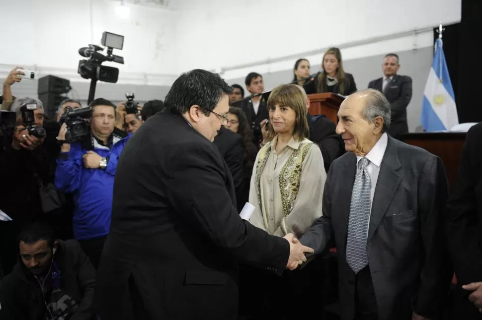 VICEPRESIDENTE DE LA UCR. Ariel García saluda al presidente de la JEP, Antonio Gandur, tras recibir el diploma. la gaceta / foto de florencia zurita