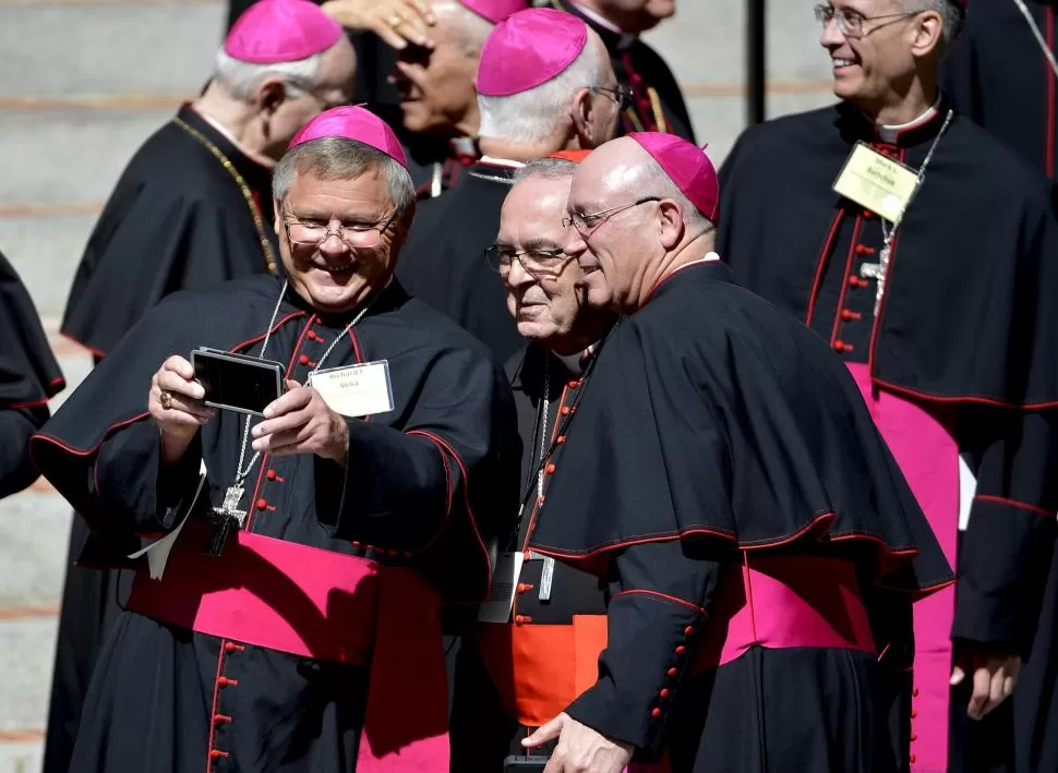 RECUERDOS. Los obispos aprovecharon para tomarse fotos en la catedral. fotos de reuters