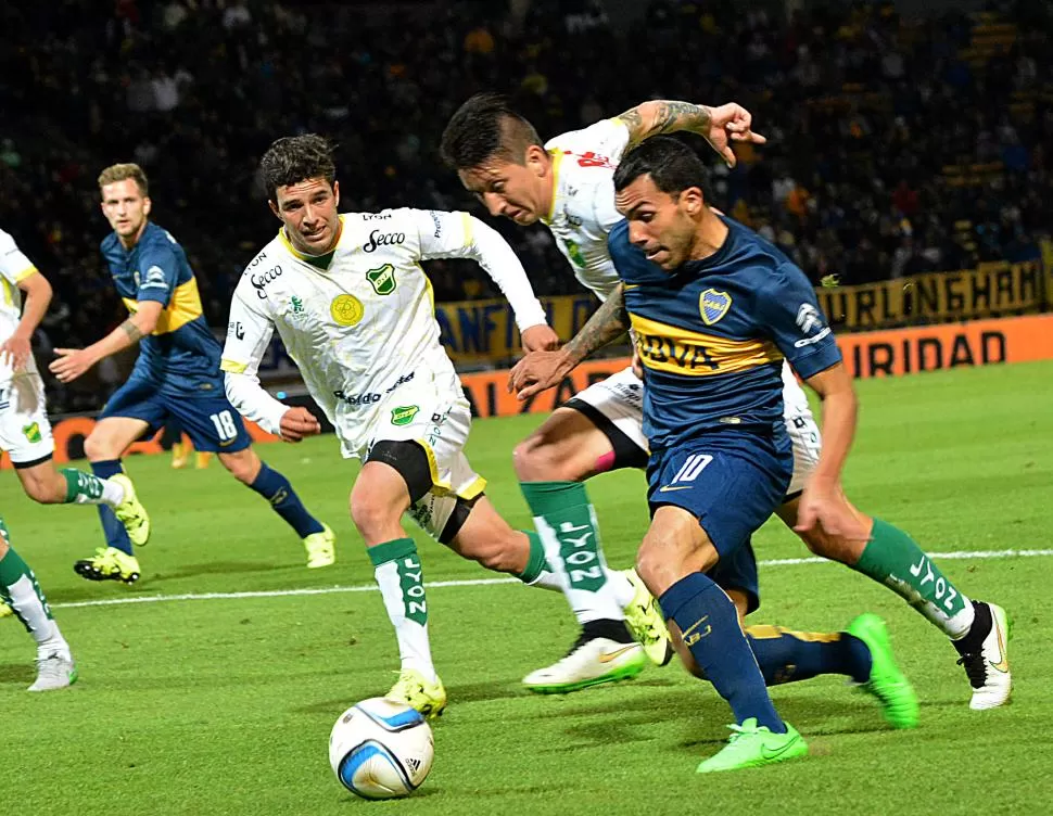 EL AS DE ESPADA. Carlos Tevez volvió a demostrar que es un jugador determinante en la actualidad futbolística de Boca. télam