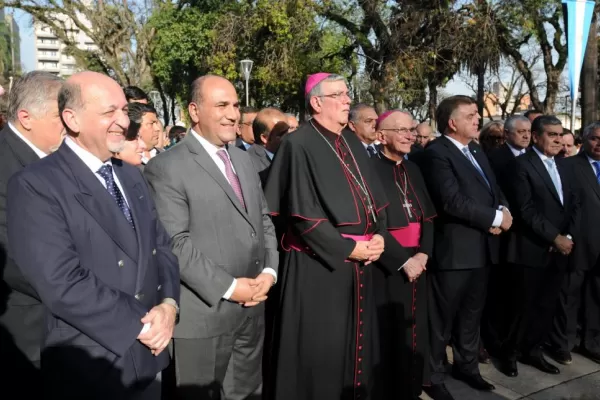 Sin mirarse y con un saludo frío, Manzur y Amaya compartieron el primer acto tras los comicios