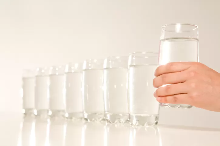 ¿EL ÚNICO MODO DE HIDRATARSE?. Estudios demuestran que no es necesario beber ocho vasos por día. health.actualno.com