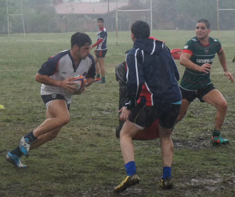 BAJO LA LLUVIA. Los M-21 ensayaron destrezas en el predio Campo Norte. prensa urt