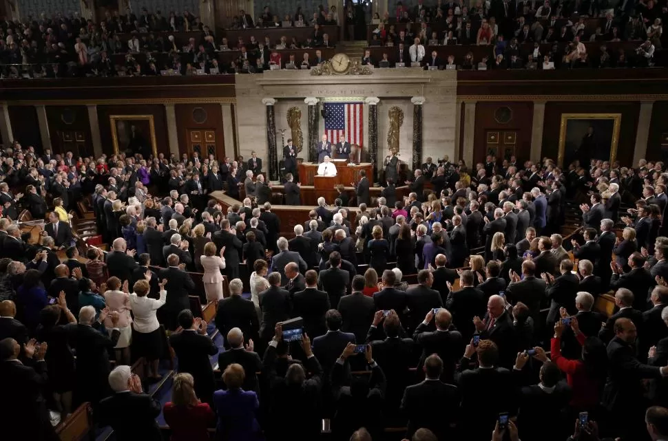 CATEGÓRICO. Senadores, representantes e invitados especiales aplauden de pie al primer Papa que habló en el Congreso de los Estados Unidos. fotos reuters